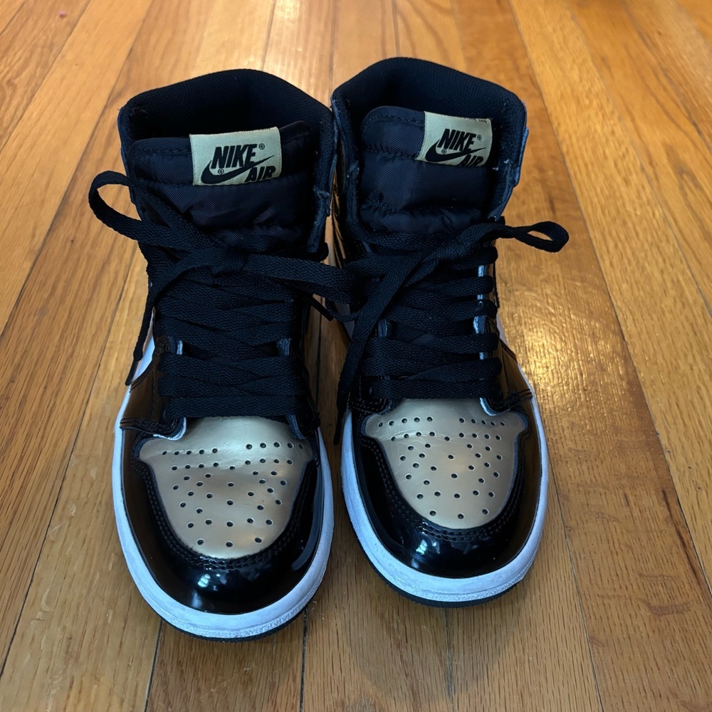 Jordan Retro High Kids Sneakers in Black and Gold